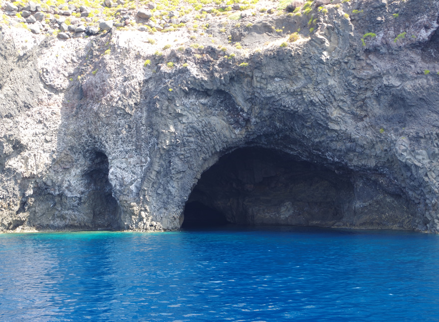 grotta del bue marino filicudi escursioni in barca