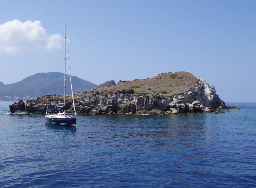 Exclusive day cruises and sailing excursions around Panarea, Lisca Bianca and Bottaro